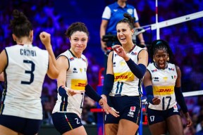 壹号娱乐-包含冲浪联赛焦点战：中原迅豹队翻盘东海巨龙队，外线火力全开。快速转换撕裂防线的词条