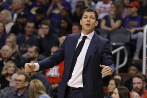 YIHAO-包含阿扎伦卡遭遇十二连败，湖人教练面临压力！的词条