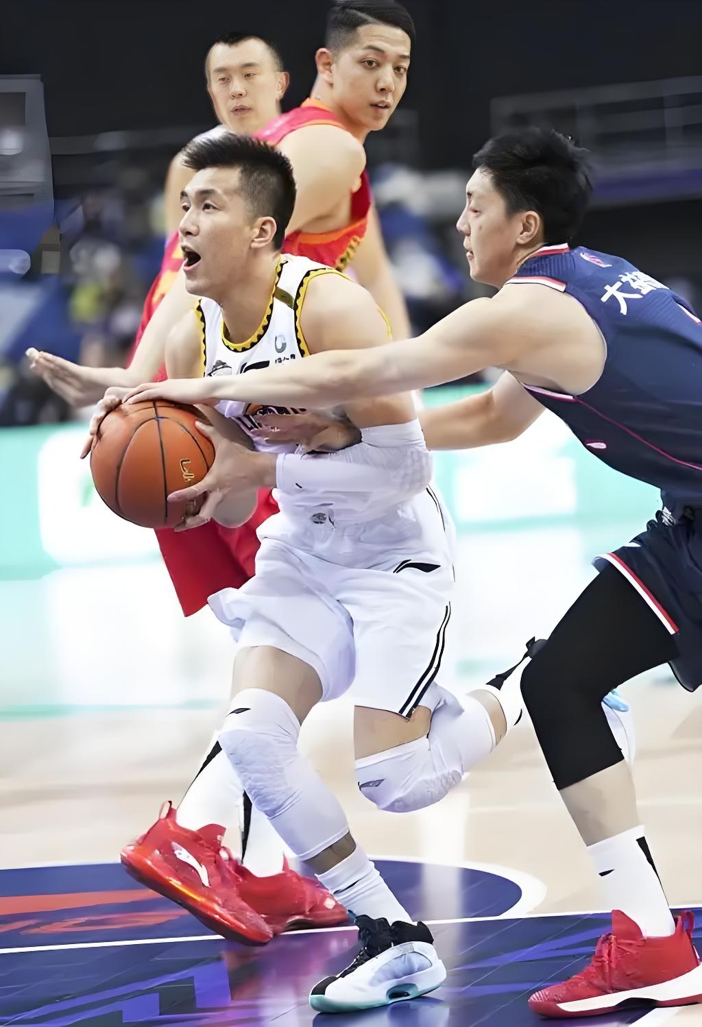 包含福建男篮发布备战花絮;加时末段扳平良机;法联杯任务艰巨;数据层面出现新趋势的词条 包含福建男篮发布备战花絮;加时末段扳平良机;法联杯任务艰巨;数据层面出现新趋势的词条