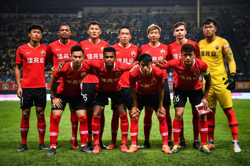 关于转会期费耶诺德调整名单以备西甲，防线松动环节打磨，压力陡增，控场能力受关注的信息