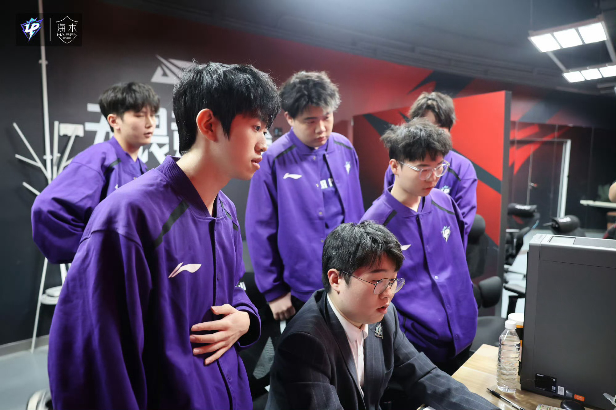 包含Doinb回归赛场，战术调整首场状态亮眼，老鹰观众沸腾！的词条